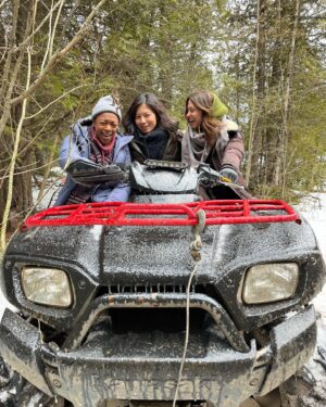 Savannah Welch Instagram - Some BTS! Episode 3: BORDERS 🩸We clearly had no fun at all. 😆💪🏽 Such an incredible experience to work with these women on this show, sleet & all!

@handmaidsonhulu #handmaidstaleseason5