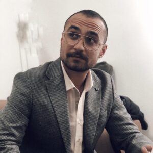 Savaş Satış Instagram - Bugün büyük bir gururla, göğsümüz kabararak Youtube üzerinden başlayan serüvenimizi beyaz perdeye taşıyabildiysek bu mutluluk “S1F1R B1R” i asla yalnız bırakmayan  siz seyircilerimizin sayesindedir. Teşekkürler. #sıfırbir #sinemalarda