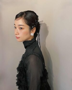 Sawako Fujima Instagram - ひでかさん@hideka.uneがとっても可愛いヘアセットをしてくれました🦢💎
銀箔が髪に散りばめられててキラキラしててウキウキしちゃう。
いつもありがとうございます。

大事な幼馴染の結婚式へ。