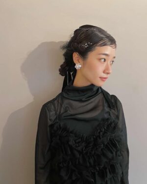 Sawako Fujima Instagram - ひでかさん@hideka.uneがとっても可愛いヘアセットをしてくれました🦢💎
銀箔が髪に散りばめられててキラキラしててウキウキしちゃう。
いつもありがとうございます。

大事な幼馴染の結婚式へ。