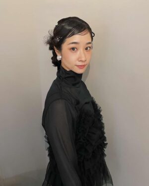 Sawako Fujima Instagram - ひでかさん@hideka.uneがとっても可愛いヘアセットをしてくれました🦢💎
銀箔が髪に散りばめられててキラキラしててウキウキしちゃう。
いつもありがとうございます。

大事な幼馴染の結婚式へ。