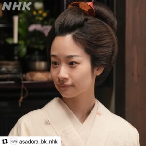Sawako Fujima Instagram - 10月2日スタート
連続テレビ小説『ブギウギ』👘💃

#Repost @asadora_bk_nhk with @use.repost
・・・
【ブギウギ登場人物紹介】
💃タイ子：藤間爽子

大阪・福島の芸者の娘。鈴子とは同じ小学校。転校してきた鈴子に最初に話しかけ、それ以来、一番の仲良し。

#藤間爽子 #タイ子ちゃん
#ブギウギ #朝ドラ #10月2日スタート