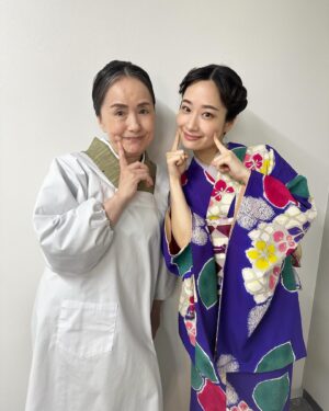 Sawako Fujima Instagram - 『帰れない男』東京公演を終えてから、名古屋→富山→島根→大阪→そして昨日仙台公演を終え、無事大千穐楽を迎えることができました‼︎ありがとうございました‼︎完走したぞ〜‼︎

3月から稽古が始まり、もう気付けば5月の終わり。
長いようであっという間だったかな。

あの廊下を走ることはないのなぁと思うと少し寂しい気持ちではありますが、あのお屋敷から久々に外に出れたような、そんな清々しい気持ちでもあります。

倉持さんをはじめ、すてきなキャスト、スタッフ、かっこいい大先輩たちに囲まれてお芝居できたことはとても幸せな時間でした。

ご来場頂きました皆様ありがとうございました。

またお会いしましょう！

全然写真を撮っていなかったので昨日必死に撮りました。
同じ楽屋の楽しい直子さんと。
あと屋敷の廊下とそこにうつりこんでしまった正座してる時生さん。あと生花と、集合写真をお届けします。