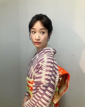 Sawako Fujima Instagram - .うたコン無事終わりました〜！
ありがとうございました🌸緊張したけど楽しかった〜！

東京ブギウギを皆さんと歌うことができて、本当に夢のような時間でした。

アイレ可愛やでは日本舞踊も踊らせて頂き感謝感謝です！🪭

歌と踊りは、みんなを元気に、そして幸せな気持ちにしてくれるものだと改めて感じることができました。

今日の着物はブギウギと曲のイメージで選んでみたよ〜🍇
よーく見ると鈴もぶら下げてるんだよ〜🐈