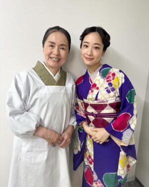 Sawako Fujima Instagram - 『帰れない男』東京公演を終えてから、名古屋→富山→島根→大阪→そして昨日仙台公演を終え、無事大千穐楽を迎えることができました‼︎ありがとうございました‼︎完走したぞ〜‼︎

3月から稽古が始まり、もう気付けば5月の終わり。
長いようであっという間だったかな。

あの廊下を走ることはないのなぁと思うと少し寂しい気持ちではありますが、あのお屋敷から久々に外に出れたような、そんな清々しい気持ちでもあります。

倉持さんをはじめ、すてきなキャスト、スタッフ、かっこいい大先輩たちに囲まれてお芝居できたことはとても幸せな時間でした。

ご来場頂きました皆様ありがとうございました。

またお会いしましょう！

全然写真を撮っていなかったので昨日必死に撮りました。
同じ楽屋の楽しい直子さんと。
あと屋敷の廊下とそこにうつりこんでしまった正座してる時生さん。あと生花と、集合写真をお届けします。