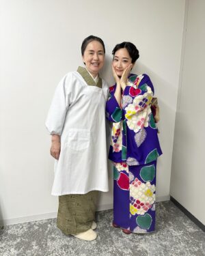 Sawako Fujima Instagram - 『帰れない男』東京公演を終えてから、名古屋→富山→島根→大阪→そして昨日仙台公演を終え、無事大千穐楽を迎えることができました‼︎ありがとうございました‼︎完走したぞ〜‼︎

3月から稽古が始まり、もう気付けば5月の終わり。
長いようであっという間だったかな。

あの廊下を走ることはないのなぁと思うと少し寂しい気持ちではありますが、あのお屋敷から久々に外に出れたような、そんな清々しい気持ちでもあります。

倉持さんをはじめ、すてきなキャスト、スタッフ、かっこいい大先輩たちに囲まれてお芝居できたことはとても幸せな時間でした。

ご来場頂きました皆様ありがとうございました。

またお会いしましょう！

全然写真を撮っていなかったので昨日必死に撮りました。
同じ楽屋の楽しい直子さんと。
あと屋敷の廊下とそこにうつりこんでしまった正座してる時生さん。あと生花と、集合写真をお届けします。
