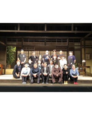 Sawako Fujima Instagram - 『帰れない男』東京公演を終えてから、名古屋→富山→島根→大阪→そして昨日仙台公演を終え、無事大千穐楽を迎えることができました‼︎ありがとうございました‼︎完走したぞ〜‼︎

3月から稽古が始まり、もう気付けば5月の終わり。
長いようであっという間だったかな。

あの廊下を走ることはないのなぁと思うと少し寂しい気持ちではありますが、あのお屋敷から久々に外に出れたような、そんな清々しい気持ちでもあります。

倉持さんをはじめ、すてきなキャスト、スタッフ、かっこいい大先輩たちに囲まれてお芝居できたことはとても幸せな時間でした。

ご来場頂きました皆様ありがとうございました。

またお会いしましょう！

全然写真を撮っていなかったので昨日必死に撮りました。
同じ楽屋の楽しい直子さんと。
あと屋敷の廊下とそこにうつりこんでしまった正座してる時生さん。あと生花と、集合写真をお届けします。