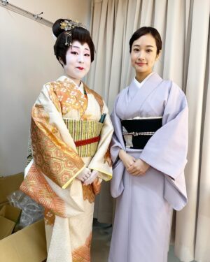 Sawako Fujima Instagram - .

花川花蝶さんが踊る長唄「月」の振付等を担当させて頂きました。

自分で振りをつけてみると、改めてこれまで当たり前に踊ってきた振り、一つ一つに対してリスペクトを持てるようになり、大切に意味を理解しながら踊りたいと思えるようになりました。

振付はもちろんのこと、
衣裳や鬘、大道具や照明など、自分が想像した世界が立体的に創り上がっていく過程はとてもワクワクしましたし、不思議な気持ちになります。
優柔不断なわたしの要望に、皆さんには色々とご迷惑おかけしたかと思いますが…

また挑戦していきたいです！

今回、月をテーマにした踊りを振り付けしていく中で、普段月を気にかけることなんて全くなかった私ですが、夜帰り道、空を見上げることが多くなりましたし、月ってこんなに綺麗なんだなぁと気づくことができたり…
月のイベントなんかにも足を運んだりしました😂

日本舞踊に限らず、芝居もそうだけど、そうやって自分が気にも留めなかった世界が広がる瞬間がとても好きだし、幸せを感じます。