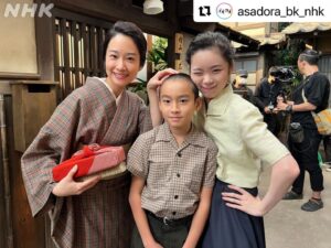 Sawako Fujima Instagram - 大阪でもきっとうまくいくよ。

タイ子ちゃん、おおきに🪭

#Repost @asadora_bk_nhk with @use.repost
・・・
タイ子ちゃんは自分の力で達彦くんと生きていくために決めたことがありました。

タイ子ちゃんの一歩を後押ししたのはスズちゃんのおせっかいと歌です。

一番苦しいときにタイ子ちゃんを支えてくれた達彦くんも一緒に、幼なじみのオフショットをお届けします📸

#趣里 #藤間爽子 #蒼昴
#スズちゃん #タイ子ちゃん #達彦くん
#ブギウギ #朝ドラ #オフショット
