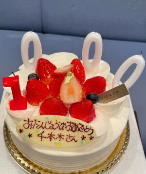Sayaka Senbongi Instagram - 本日28歳の誕生日を迎えましたああー！
たくさんのメッセージありがとうございます！！

27歳の一年は本当に周りの人に支えられて過ごしたなぁという感覚が強くて、人とのつながりは大切なんだなぁと改めて感じさせられた一年でした。

楽しいこと、嬉しいことたっくさんあるけど、苦しい事も、辛くて前向けないなぁって日ももちろんあって…。いろんな日々があるけど、それでも前を向いて毎日を生きた先にいい未来が待っていると信じてこれからも頑張っていこうと思います！！

大人になればなるほど、応援してくださってる皆様のありがたみを本当に感じます。
推し活とかしにくいだろうなぁと思うんだけど、これからも良い作品を皆様に届けられるように頑張るのでこれからもどうぞよろしくお願いいたします🥺！

写真はお家で一足先にお祝いしてもらったチョコケーキと、ありがたいことに現場でいただいたショートケーキです😊