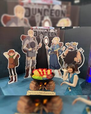 Sayaka Senbongi Instagram - LA第二弾〜！
遅くなってしまって申し訳ないです🥺

イベントに二日間参加予定で、1日目はステージ登壇させていただきました！

その合間にダンジョン飯のブースに行かせてもらったりしてて、パネルやら、映像やらをみてきましたよ〜！
リアル大サソリと歩き茸の水炊きの鍋すごかった〜！！

ステージ登壇終わった後にはレゴシに遭遇したりして🤭
BEASTARS の続きもありますのでそちらもみなさんお楽しみに👏👏

そして、２日目はインタビューとサイン会！
ちなみに、イベントの洋服はシワにならないを第一に1日目も２日目も考えました笑
(1日目はマルシルをイメージしたよ🫣)

インタビュー会場の入り口ではタイミングよくコダックと遭遇して嬉しくなって写真を撮ってしまいました🥺👏
私がポケモンのアニメで演じていたキクナさんがコダック大好きなのです♡
だからそこから私もコダックを見つけるとテンションが上がります♡

サイン会にもたくさんの人が来てくださって、私が担当したキャラクターのフィギュアだったり、ポスターだったりを見せてくれたり、頑張って日本語を話してくださる方がいたりと、一生の思い出に残る楽しい時間をおくることができました！
離れた地で私のことなんて知ってる人いるのかしら?と思いながらサイン会にのぞんだのですが、そんなこと吹っ飛ばしてくれた皆様に感謝です🥲

ここまで連れて来てくださって、現地でも沢山のサポートをしてくださったスタッフさんの皆さん、イベントに来てくださった方々、皆さんのおかげで本当に本当に楽しい時間を過ごせました！
この旅でいただいたパワーを力に変えてまた頑張っていきます！！

そしてLA第三弾に続く。。。🤣