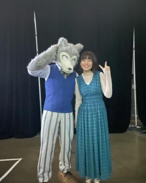 Sayaka Senbongi Instagram - LA第二弾〜！
遅くなってしまって申し訳ないです🥺

イベントに二日間参加予定で、1日目はステージ登壇させていただきました！

その合間にダンジョン飯のブースに行かせてもらったりしてて、パネルやら、映像やらをみてきましたよ〜！
リアル大サソリと歩き茸の水炊きの鍋すごかった〜！！

ステージ登壇終わった後にはレゴシに遭遇したりして🤭
BEASTARS の続きもありますのでそちらもみなさんお楽しみに👏👏

そして、２日目はインタビューとサイン会！
ちなみに、イベントの洋服はシワにならないを第一に1日目も２日目も考えました笑
(1日目はマルシルをイメージしたよ🫣)

インタビュー会場の入り口ではタイミングよくコダックと遭遇して嬉しくなって写真を撮ってしまいました🥺👏
私がポケモンのアニメで演じていたキクナさんがコダック大好きなのです♡
だからそこから私もコダックを見つけるとテンションが上がります♡

サイン会にもたくさんの人が来てくださって、私が担当したキャラクターのフィギュアだったり、ポスターだったりを見せてくれたり、頑張って日本語を話してくださる方がいたりと、一生の思い出に残る楽しい時間をおくることができました！
離れた地で私のことなんて知ってる人いるのかしら?と思いながらサイン会にのぞんだのですが、そんなこと吹っ飛ばしてくれた皆様に感謝です🥲

ここまで連れて来てくださって、現地でも沢山のサポートをしてくださったスタッフさんの皆さん、イベントに来てくださった方々、皆さんのおかげで本当に本当に楽しい時間を過ごせました！
この旅でいただいたパワーを力に変えてまた頑張っていきます！！

そしてLA第三弾に続く。。。🤣