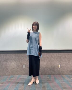 Sayaka Senbongi Instagram - LA第二弾〜！
遅くなってしまって申し訳ないです🥺

イベントに二日間参加予定で、1日目はステージ登壇させていただきました！

その合間にダンジョン飯のブースに行かせてもらったりしてて、パネルやら、映像やらをみてきましたよ〜！
リアル大サソリと歩き茸の水炊きの鍋すごかった〜！！

ステージ登壇終わった後にはレゴシに遭遇したりして🤭
BEASTARS の続きもありますのでそちらもみなさんお楽しみに👏👏

そして、２日目はインタビューとサイン会！
ちなみに、イベントの洋服はシワにならないを第一に1日目も２日目も考えました笑
(1日目はマルシルをイメージしたよ🫣)

インタビュー会場の入り口ではタイミングよくコダックと遭遇して嬉しくなって写真を撮ってしまいました🥺👏
私がポケモンのアニメで演じていたキクナさんがコダック大好きなのです♡
だからそこから私もコダックを見つけるとテンションが上がります♡

サイン会にもたくさんの人が来てくださって、私が担当したキャラクターのフィギュアだったり、ポスターだったりを見せてくれたり、頑張って日本語を話してくださる方がいたりと、一生の思い出に残る楽しい時間をおくることができました！
離れた地で私のことなんて知ってる人いるのかしら?と思いながらサイン会にのぞんだのですが、そんなこと吹っ飛ばしてくれた皆様に感謝です🥲

ここまで連れて来てくださって、現地でも沢山のサポートをしてくださったスタッフさんの皆さん、イベントに来てくださった方々、皆さんのおかげで本当に本当に楽しい時間を過ごせました！
この旅でいただいたパワーを力に変えてまた頑張っていきます！！

そしてLA第三弾に続く。。。🤣