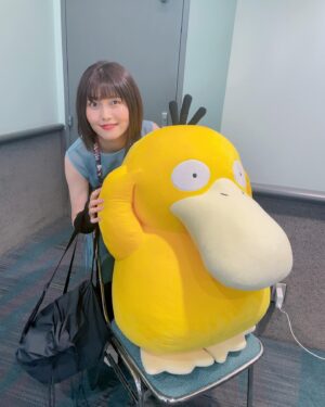 Sayaka Senbongi Instagram - LA第二弾〜！
遅くなってしまって申し訳ないです🥺

イベントに二日間参加予定で、1日目はステージ登壇させていただきました！

その合間にダンジョン飯のブースに行かせてもらったりしてて、パネルやら、映像やらをみてきましたよ〜！
リアル大サソリと歩き茸の水炊きの鍋すごかった〜！！

ステージ登壇終わった後にはレゴシに遭遇したりして🤭
BEASTARS の続きもありますのでそちらもみなさんお楽しみに👏👏

そして、２日目はインタビューとサイン会！
ちなみに、イベントの洋服はシワにならないを第一に1日目も２日目も考えました笑
(1日目はマルシルをイメージしたよ🫣)

インタビュー会場の入り口ではタイミングよくコダックと遭遇して嬉しくなって写真を撮ってしまいました🥺👏
私がポケモンのアニメで演じていたキクナさんがコダック大好きなのです♡
だからそこから私もコダックを見つけるとテンションが上がります♡

サイン会にもたくさんの人が来てくださって、私が担当したキャラクターのフィギュアだったり、ポスターだったりを見せてくれたり、頑張って日本語を話してくださる方がいたりと、一生の思い出に残る楽しい時間をおくることができました！
離れた地で私のことなんて知ってる人いるのかしら?と思いながらサイン会にのぞんだのですが、そんなこと吹っ飛ばしてくれた皆様に感謝です🥲

ここまで連れて来てくださって、現地でも沢山のサポートをしてくださったスタッフさんの皆さん、イベントに来てくださった方々、皆さんのおかげで本当に本当に楽しい時間を過ごせました！
この旅でいただいたパワーを力に変えてまた頑張っていきます！！

そしてLA第三弾に続く。。。🤣