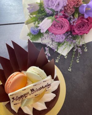 Sayaka Senbongi Instagram - しゃかりきちゃんでも話した生誕一万日、家でもお祝いしてもらったよ🫣

生誕一万日の話やら禁を犯してるしゃかりきちゃんは配信中！
すでに聴いてくれた人たちも沢山いてありがや〜
まだの方は聴いてみてね！