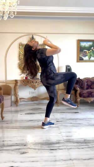 Sayyeshaa Saigal Instagram - Dancing girl for life ❤️💃

#dance#love#forever#love#reels