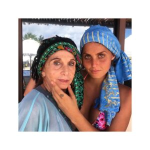 Scarlet Dergal Instagram - Ella es mi abuela, hoy cumplió 80 años.
Me dijo:
Sea lo que se que quieras, lánzate. La vida se pasa volando como el viento. Y al final te das cuenta que no te llevas nada. Son solo experiencias. Arriesgate, sin miedo. Solo ve y hazlo.
.
#lebanesegirls