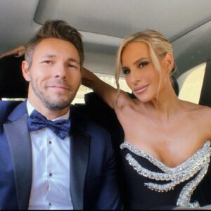 Scott Clifton Instagram - I need to be better about taking pictures at these things, but here’s Elle and me (with a special guest appearance by your favorite tv billionaire) at that fancy shindig last night. @daytimeemmys 🥂
