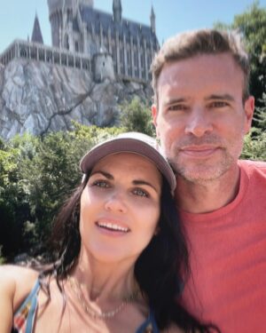 Scott Foley Instagram - Little spring break/birthday trip at @universalorlando Perfect weather and Butterbeer!?! Hard to beat! @themeanchick