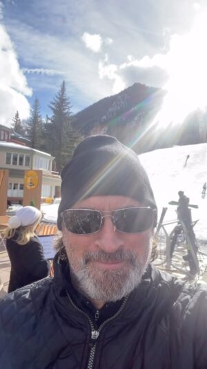 Scott Patterson Instagram - ❄️ Happy Holidays to all of you! ❄️ Sun, skiing, great food….and even a nice trumpet solo. Tell me your plans! ❄️🎄 @scottypsbigmugcoffee @iamallinpodcast 
⛷️ #aspen #happyholidays #merrychristmas #ski #skiaspen #scottpatterson