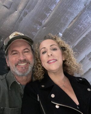 Scott Patterson Instagram - Meet @roma.roth aka The Boss. So proud of her for the success of ‘Sullivan’s Crossing’ and for assembling such a brilliant cast and crew! Canada 🇨🇦 rocks! 🚨 Catch the 2 Part Season 1 Finale on @ctv Sunday, May 14th starting at 7 pm ET/PT! 
👏🏻 
@ctv_pr @thecw @morgankohan @chadmichaelmurray @scottgordonpatterson 
@tomjacksononline @andreamenardmusic @robyncarrwriter @sullivanscrossingtv 
👏🏻
#MorganKohan #ChadMichaelMurray
#TheCW #SullivansCrossing #ScottPatterson #RobynCarr #GilmoreGirls #CTV