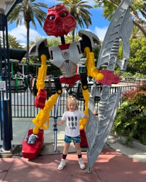 Scott Porter Instagram - Happy Birthday to the Bubba AND @legolandcalifornia! 

The park never gets old and the new builds in #DinoValley are soooo cool. Add in some old favorites like Grauman’s (the kids just went in real life, too!) and new builds like SoFi (!!!) in MiniLand, Dreamzz, Clover riding her first “big” coaster, and some Bionicle & Ninjago action and you know the whole family built an awesome day together!

Thanks #LegoLand!!! @lego