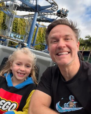 Scott Porter Instagram - Happy Birthday to the Bubba AND @legolandcalifornia! 

The park never gets old and the new builds in #DinoValley are soooo cool. Add in some old favorites like Grauman’s (the kids just went in real life, too!) and new builds like SoFi (!!!) in MiniLand, Dreamzz, Clover riding her first “big” coaster, and some Bionicle & Ninjago action and you know the whole family built an awesome day together!

Thanks #LegoLand!!! @lego