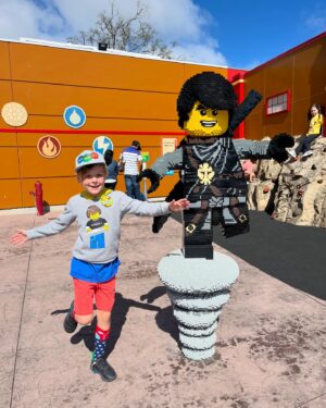 Scott Porter Instagram - Happy Birthday to the Bubba AND @legolandcalifornia! 

The park never gets old and the new builds in #DinoValley are soooo cool. Add in some old favorites like Grauman’s (the kids just went in real life, too!) and new builds like SoFi (!!!) in MiniLand, Dreamzz, Clover riding her first “big” coaster, and some Bionicle & Ninjago action and you know the whole family built an awesome day together!

Thanks #LegoLand!!! @lego