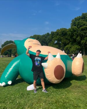 Scott Porter Instagram - Was able to join the #PokemonGOFest2024 fun in NYC yesterday and what an AWESOME experience!!! And that view.

Catching shinies is more fun like this. Hung with the community in the park experience on Randall’s Island, caught 30 shinies (the NYC City Backdrop goes HARD), raided through #CentralPark with hundreds of other trainers for the city experience, met some awesome folks like Daxi and Billy, chilled with some Pokémon pals like Snorlax…and maybe went a little too HAM in the merch shop. Oooooops.

I wish I could’ve stayed to play the rest, but had to get back. Two days left for y’all to join in on the fun with the whole @pokemongoapp community!!!

Thanks for having me, y’all! Can’t wait till next time! @nianticlabs 

#PokemonGOPartner #teaminstinct⚡