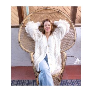 Scottie Thompson Instagram - All I want for Christmas 
Is the coziest cashmere
@eleven.six 
•
•
•
📸 @gustavoturner