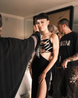 Sea Shimooka Instagram - the salt to my pepper 

Photos by @kristenjanwong 
Styling by @marc_eram 
Makeup by @danadelaney 
Hair by @hairbyadir & @selinaboonbeauty 
Look by @xtended_identity @monotofficial 

#3bodyproblem #netflix #sophon