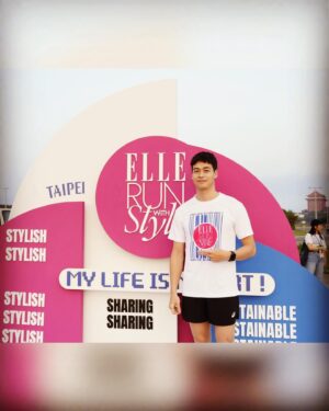 Sean Lin Instagram - 謝謝ELLE的邀請，上次來跑已經是2020年的事了

自從肩膀受傷之後羽球和射箭基本上可以說是直接報銷，而愛運動如癡的我必須得找另一項運動來彌補這個空間，跑步就是我最佳的選擇

只要是運動我幾乎所有項目都想要變強，但唯獨就是有氧耐力項目讓我束手無策，但在這種挫折感極大的情況下我轉念了。

運動的目的是什麼？有的時候並不是只為了追求進步，而單單只是為了健康、為了開心，所以對我就是爛反而讓我在跑步上更有動力的支持，我就是慢慢跑、看看風景、聽聽音樂、專注跟自己的對話，跑累了就休息，狀態不錯也可以給自己挑戰，這大概也是這一個多月以來跑步帶給我的感受

如今肩傷好得差不多了，應該又會慢慢回到球場、射箭場上，但我還是會繼續跑下去

最後感謝 @asicstw 的裝備火力支援，在跑步的道路上絕對不能少了你們

@elletaiwan 
#elle風格路跑 
#elle run with style
#asics