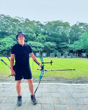 Sean Lin Instagram - 2024聚星盃射箭錦標賽結束～
能夠在反曲弓30公尺拿到第二名🥈我簡直是不敢相信，太超出我預期了！
就在比賽的前一天開竅，這佛腳拜得真的是有拜有保佑🙏，接連兩個比賽都拿獎，下半年可以好好休息了😌
.
.
.
.
其實去年12月就答應小林教練今年會參加比賽，然後就在5月的時候教練來問了我要不要參加，因為當時正在準備彩虹盃的比賽再加上右肩受傷，在訓練時間只剩一個月的情況下我其實很猶豫，但教練就說「焦焦剩不到一個月都敢來報新人組了！」，我就想說好吧反正我都答應了，那就來吧！

但我真的超級無敵沒把握的，即便在這一個月緊鑼密鼓的每天狂練，直到前一天我仍然非常不穩定，斌哥就跟我說「這時候調動作太慢了，反正到時候比賽就是做好直線，剩下的就交給肌肉記憶」，然後我去試了最後20枝箭，就開竅了。

雖然今天早上的資格賽我還是射得不怎樣，但也是在最後的幾輪中找到感覺，下午的對抗賽真的是刺激，尤其是四強賽的第五局5:3領先的情況下各射了10、10、9分，硬是直接沒收比賽，不然很可能會被逆轉😮‍💨

最後謝謝主辦單位、在場的裁判與曾經指導過我的教練、前輩、箭友們，接下來就是朝70米邁進了😎

#覺觀射藝台北西湖射箭場 
#聚星盃