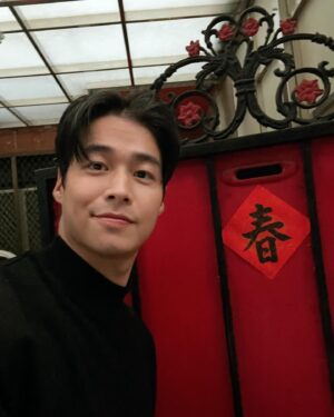 Sean Lin Instagram - 沾點紅色喜氣，祝大家新年快樂🧧
龍騰虎躍，哩欸紅包龍吼襪(◐‿◑)�

#新年快樂
#龍年行大運