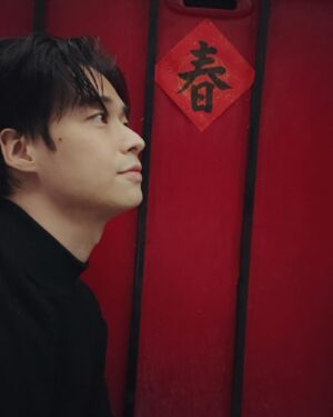 Sean Lin Instagram - 沾點紅色喜氣，祝大家新年快樂🧧
龍騰虎躍，哩欸紅包龍吼襪(◐‿◑)�

#新年快樂
#龍年行大運