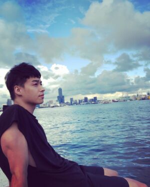 Sean Lin Instagram - 聽說今天是黑色情人節🤔
特地還查了一下這是啥鬼節日
結果呢……….

哦！
原來是我專屬的節日啊哈哈哈哈哈哈哈
挺特別的🤣

#黑色情人節