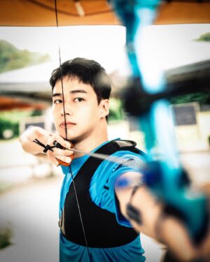 Sean Lin Instagram - 我永遠記得我小時候看神鬼傳奇第一集時，有個角色因為嚴重近視而成為第一個慘遭毒手的人，當時有近視的我就覺得天啊近視真的好可怕😱

稍微長大一點後因為打球的關係我開始戴起隱形眼鏡，而這一戴就是戴了快20年，有在戴的人都知道戴隱形眼鏡有其麻煩之處，戴太久也需要讓眼睛適時休息，只是因為工作的關係常常就會戴超時而感到不舒服，所以一直都有想做雷射的打算。

因為是侵入式的手術，難免會對眼睛雷射感到不安與害怕，所以都只是觀望著沒有進一步的打算。後來是聽小豬她做完雷射後的效果才決定試試看，她是去諾貝爾眼科做全飛秒也就是俗稱Smile 的雷射手術。

很幸運地，我這次去諮詢跟評估之後我的眼睛非常適合這項技術，而且它們出了最新的Smile pro技術，原本Smile的速度已經很快了，Smile pro只需要10秒就能完成（機器在眼睛上運作的時間），不誇張地說就是這麼快！

但最令我感到驚訝的是我除了手術當天眼睛有不舒服外，我幾乎沒有什麼眼睛上的不適，手術完的隔天就能看得八九成清晰，也沒有乾眼的症狀，初期除了晚上睡前會有想摘隱形眼鏡的衝動外，整體的回復與適應是相當順利的。

謝謝諾貝爾眼科的專業諮詢與照顧，也謝謝主治張朝凱醫生，手術過程能讓我相當安心，技術了得👍

現在我早上起床不用再找眼鏡、可以想閉眼就閉眼、想出門就出門、羽球看得更清楚、射箭射得更精準、眼前一片光明啊٩(˃̶͈̀௰˂̶͈́)و

貼心提醒，不管是做哪種手術，都一定要先諮詢過後再做決定唷！眼睛只有一雙可是要好好的照顧☺️

#諾貝爾眼科 #全飛秒 #近視雷射 #張朝凱醫師 #smilepro 
#20年以上專業經驗醫療團隊 #眼科醫師的近視雷射導師