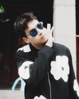 Sean Lin Instagram - 最近都在看「這是一個沒有暴力溫馨的地方」，誰也是粉絲？

BTW我這次的掌鏡者好會
@yclin90