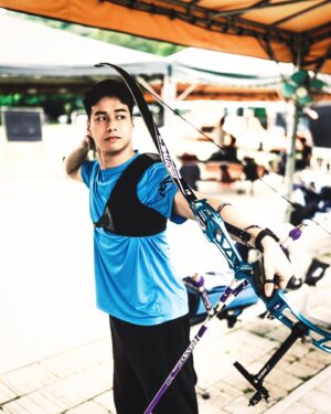 Sean Lin Instagram - 我永遠記得我小時候看神鬼傳奇第一集時，有個角色因為嚴重近視而成為第一個慘遭毒手的人，當時有近視的我就覺得天啊近視真的好可怕😱

稍微長大一點後因為打球的關係我開始戴起隱形眼鏡，而這一戴就是戴了快20年，有在戴的人都知道戴隱形眼鏡有其麻煩之處，戴太久也需要讓眼睛適時休息，只是因為工作的關係常常就會戴超時而感到不舒服，所以一直都有想做雷射的打算。

因為是侵入式的手術，難免會對眼睛雷射感到不安與害怕，所以都只是觀望著沒有進一步的打算。後來是聽小豬她做完雷射後的效果才決定試試看，她是去諾貝爾眼科做全飛秒也就是俗稱Smile 的雷射手術。

很幸運地，我這次去諮詢跟評估之後我的眼睛非常適合這項技術，而且它們出了最新的Smile pro技術，原本Smile的速度已經很快了，Smile pro只需要10秒就能完成（機器在眼睛上運作的時間），不誇張地說就是這麼快！

但最令我感到驚訝的是我除了手術當天眼睛有不舒服外，我幾乎沒有什麼眼睛上的不適，手術完的隔天就能看得八九成清晰，也沒有乾眼的症狀，初期除了晚上睡前會有想摘隱形眼鏡的衝動外，整體的回復與適應是相當順利的。

謝謝諾貝爾眼科的專業諮詢與照顧，也謝謝主治張朝凱醫生，手術過程能讓我相當安心，技術了得👍

現在我早上起床不用再找眼鏡、可以想閉眼就閉眼、想出門就出門、羽球看得更清楚、射箭射得更精準、眼前一片光明啊٩(˃̶͈̀௰˂̶͈́)و

貼心提醒，不管是做哪種手術，都一定要先諮詢過後再做決定唷！眼睛只有一雙可是要好好的照顧☺️

#諾貝爾眼科 #全飛秒 #近視雷射 #張朝凱醫師 #smilepro 
#20年以上專業經驗醫療團隊 #眼科醫師的近視雷射導師