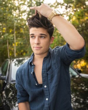 Sean O'Donnell Instagram - So close(not close enough) to that summer weather🤌🏼

.
.
.

#mensfashion #streetwear #aldcommunity #aimeleondore #menswear #style #gqmens #mensclothing #ootd #streetstyle #grwm #fashion #gymoutfit #gymshark #asrv #jeep #hamptons