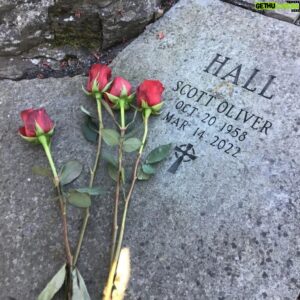 Sean Waltman Instagram - Scott's daughter Cassidy visited him today & left 4 roses. 1 for each remaining member of The Kliq. ♥️