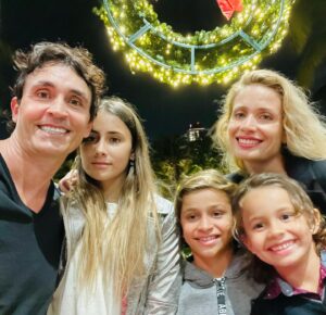 Sebastián Estevanez Instagram - Les deseo una Muy Feliz Noche Buena!!! Abrazos y muchos besoooos❤️❤️❤️❤️❤️