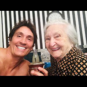 Sebastián Estevanez Instagram - Feliz día Abueee, así te recuerdo, riéndonos siempre de todo! Besos y Abrazoos! ❤️❤️#felizdiadelaabuelita #felizdiadelabuelo