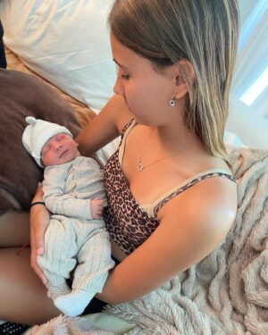 Sebastián Estevanez Instagram - Conociendo a su hermana Mayor! ❤️❤️❤️❤️❤️❤️
@fran.estevanezz