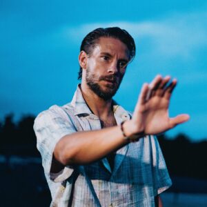 Sebastian Fabijański Instagram - Stało się coś mocnego. Musicie mi pomóc. Jeśli ktoś kojarzy dziewczynę z ostatniego zdjęcia, napiszcie, proszę. Nie daruję sobie, jeśli zniknie. Muszę ją odnaleźć. #fabijanski #podgołymniebem #diament Fot. @krasontomasz