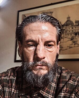 Sebastian Fabijański Instagram - Jutro u @kuba_wojewodzki_official premierowo fragment filmu @mroki_film z którego pochodzi to zdjęcie! O 22:40 w @tvn.pl Ps. To nie FaceApp. To charakteryzacja genialnej @ewadrobiec.
