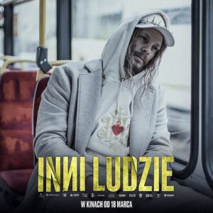 Sebastian Fabijański Instagram - Tylko miłość może nas ocalić przed złem tego świata, jeśli w porę potrafimy ją dostrzec*

*A nie potrafimy

#Jezus #Inniludzie @inni.ludzie.official @warnerbrospl