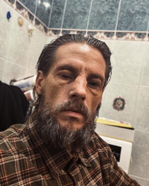 Sebastian Fabijański Instagram - Jutro u @kuba_wojewodzki_official premierowo fragment filmu @mroki_film z którego pochodzi to zdjęcie! O 22:40 w @tvn.pl Ps. To nie FaceApp. To charakteryzacja genialnej @ewadrobiec.