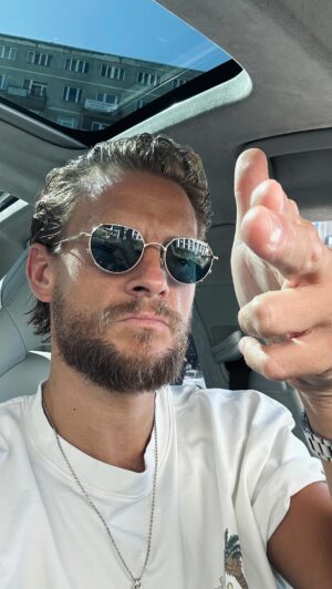 Sebastian Fabijański Instagram - „… z hukiem przyjął kulkę jak ulgę”. 

Druga zwrotka do utworu pt. „Werter” jest idealną klamrą zamykającą serie koncertów samochodowych. 

Dziękuje, że byliście. Cześć. 

#koncertsamochodowy