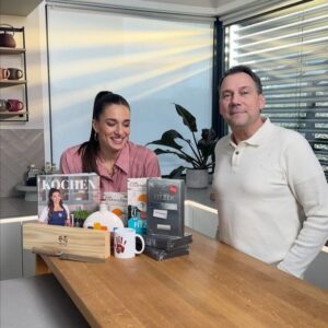 Sebastian Fitzek Instagram - Gewinnspiel I Verlosung: Gewinne signierte Bücher von Sebastian und Sally, Tour Tickets für Sebastians Arena Tour und Küchenartikel von Sally. 

Schreibe dafür gerne in die Kommentare was deiner Meinung nach passiert sein könnte, so dass wir rote Spritzer auf unserer Kleidung haben? 🤯🩸 die Auflösung findest du auch in unserem gemeinsamen Kochvideo „Küche frei! für Sebastian Fitzek“. Kreative Antworten sind aber auch erwünscht 😏

Unter allen Kommentaren wird folgendes verlost:
•⁠ ⁠Signierte Bücher von Sebastian: Elternabend, Die Einladung
•⁠ ⁠Signierte Bücher von Sally: Backen für jeden Anlass, Kochen für jeden Anlass 
•⁠ ⁠Signierte Autogrammkarten
•⁠ ⁠Lesezeichen aus dem @fitzekshop 
•⁠ ⁠Sallys Olivenöl, Wabenpfanne, Masuta Damast Messer aus dem @sallyswelt.shop 

Teilnahme:
@sebastianfitzek & @sallyswelt folgen, Beitrag liken und kommentieren; Du kannst das Gewinnspiel gerne in deiner Story teilen, aber es ist keine Voraussetzung.

Wichtiger Hinweis: !
Der Gewinner wird ausschließlich von meinem offiziellen Profil @sallyswelt benachrichtigt. Per PN, niemals von einem anderen Profil!

•⁠ ⁠Teilnahmeschluss ist der 08.04.24, 23:59 Uhr
•⁠ ⁠Der Gewinner wird nach dem Zufallsprinzip ermittelt und ausschließlich von diesem Profil kontaktiert.
Das Gewinnspiel steht in keiner Verbindung zu Instagram und wird in keiner Weise von Instagram gesponsert, unterstützt oder organisiert. Der Rechtsweg ist ausgeschlossen. Den Teilnehmern entstehen gegenüber Instagram aus der Teilnahme an dem Gewinnspiel keinerlei Ansprüche.

https://acrobat.adobe.com/id/urn:aaid:sc:EU:ea5a5cc0-886e-4a15-bec0-177db828f4d8

Wir wünschen euch viel Glück ❤️